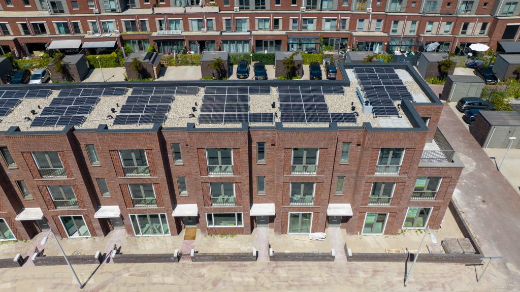Een rij nieuwe woningen in Noorderkwartier Amsterdam.