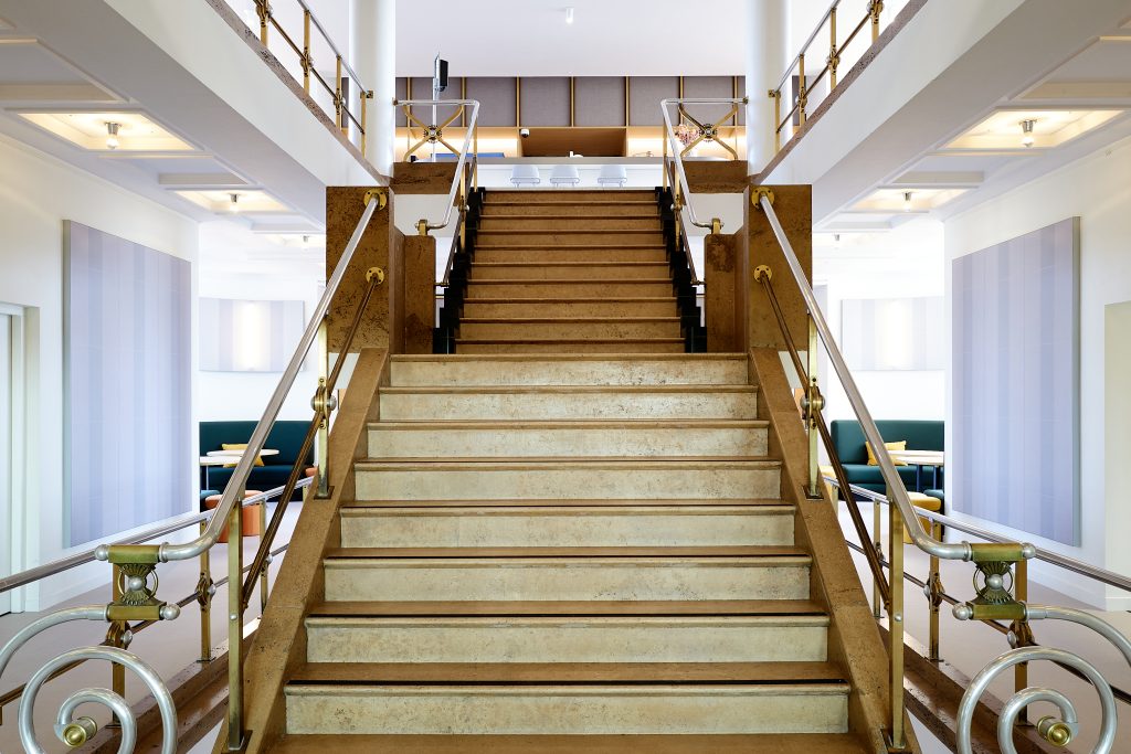 Trap naar de koffiekamer EY in Den Haag.