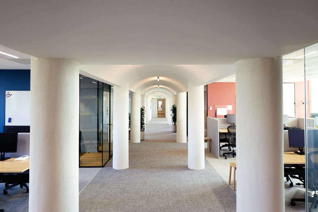 Hal waar kantoorruimten aan grenzen EY in Den Haag.