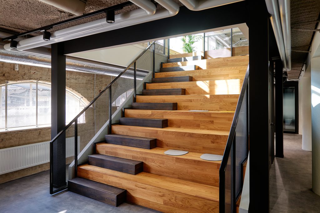 Trap van de begane vloer naar de eerste verdieping EY in Den Haag.