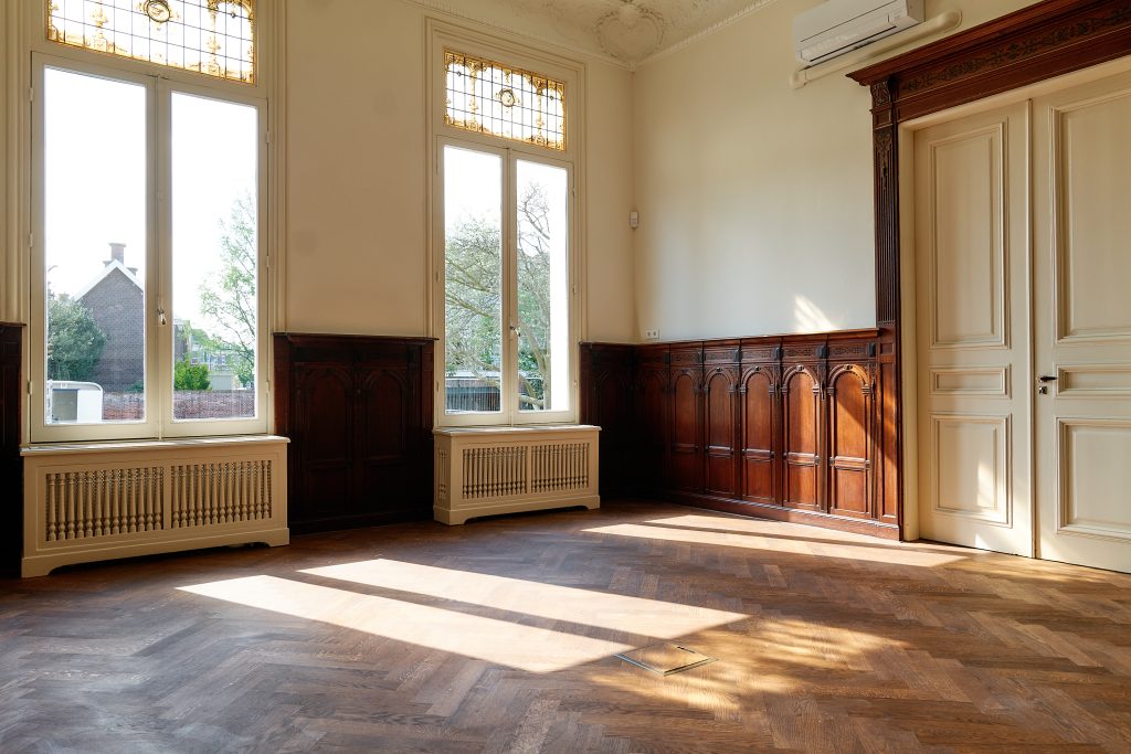 Vernieuwde kamer met elementen in oude stijl in de Filipijnse ambassade Den Haag.