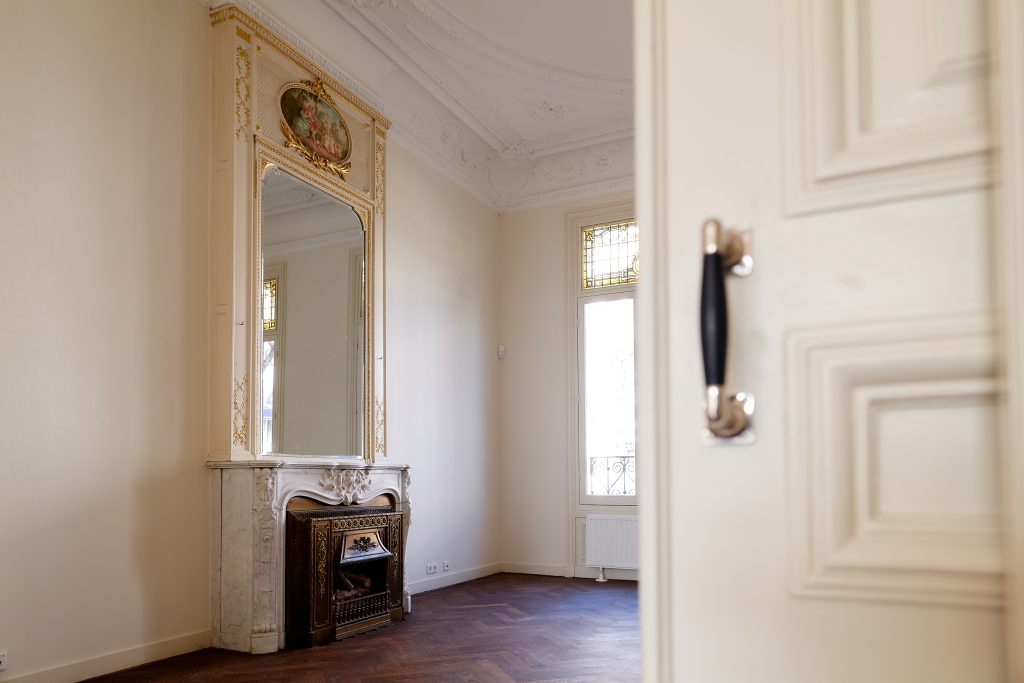 Een van de kamers binnen de Filipijnse ambassade met een schoorsteenmantel in oude staat midden in de ruimte.