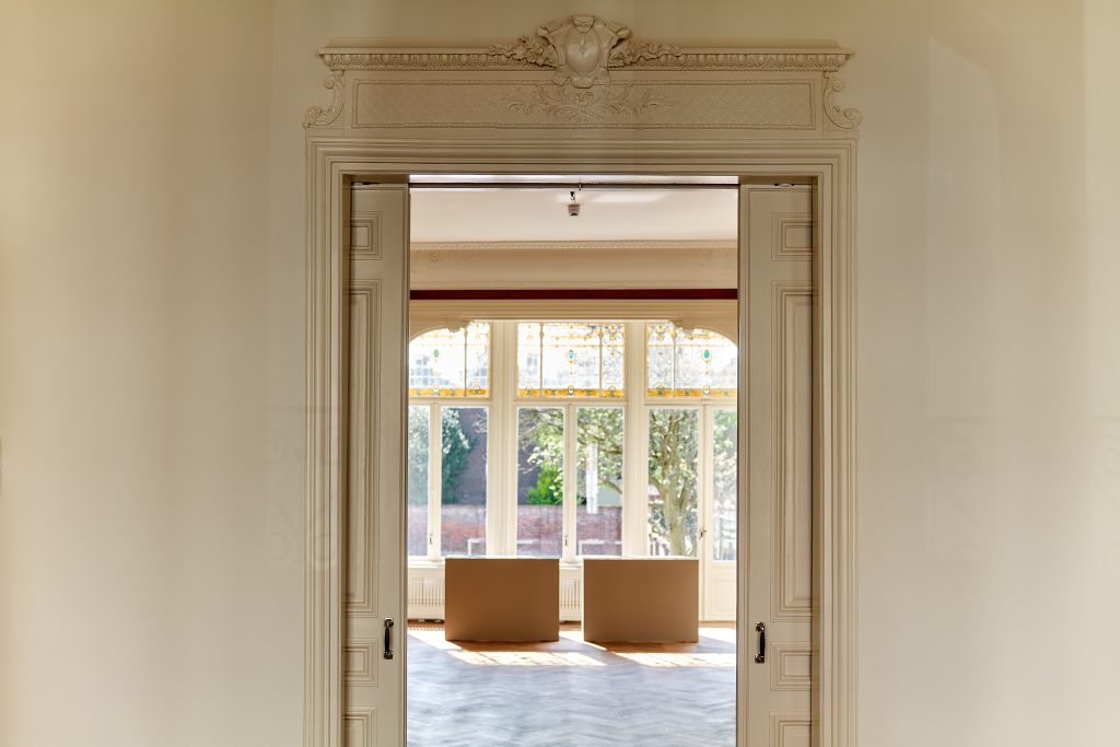 Doorkijkje van de ene naar de andere ruimte in de Filipijnse ambassade in Den Haag.