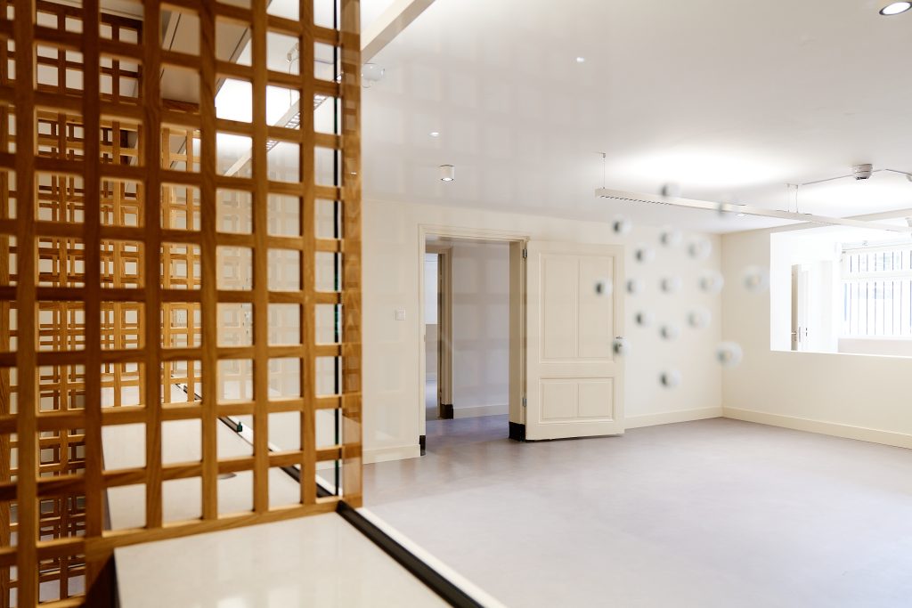 Ontvangstruimte van de Filipijnse ambassade in Den Haag.