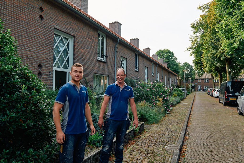 Collega's Ron en Lorenzo staan voor de mutatie woning.