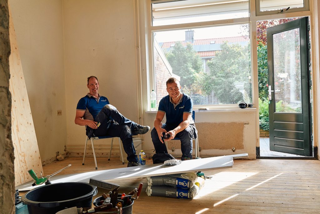 Collega's Ron en Lorenzo met een welverdiende pauze van het werk in de mutatie woning.