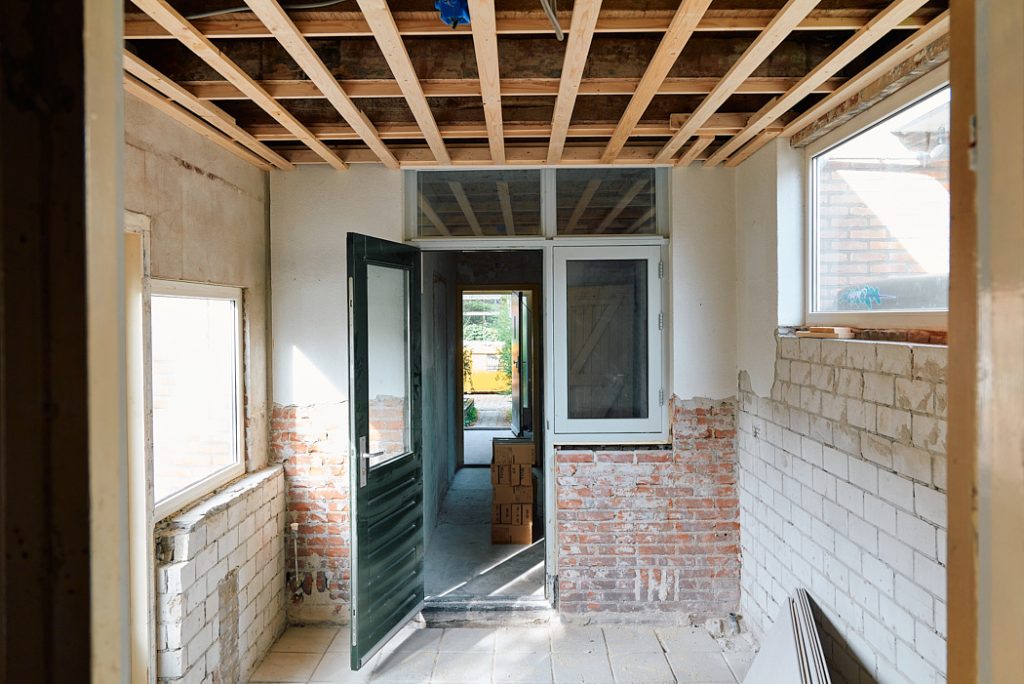 Mutatie woning waarbij een nieuwe plafond wordt geplaatst.