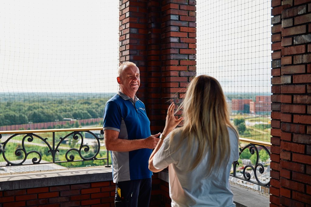 Collega Jan in gesprek met een bewoner in Amersfoort.