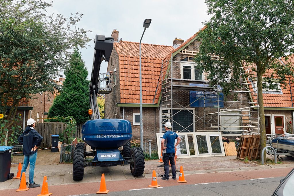 Het vervangen van een kozijn als onderdeel van planmatig onderhoud .