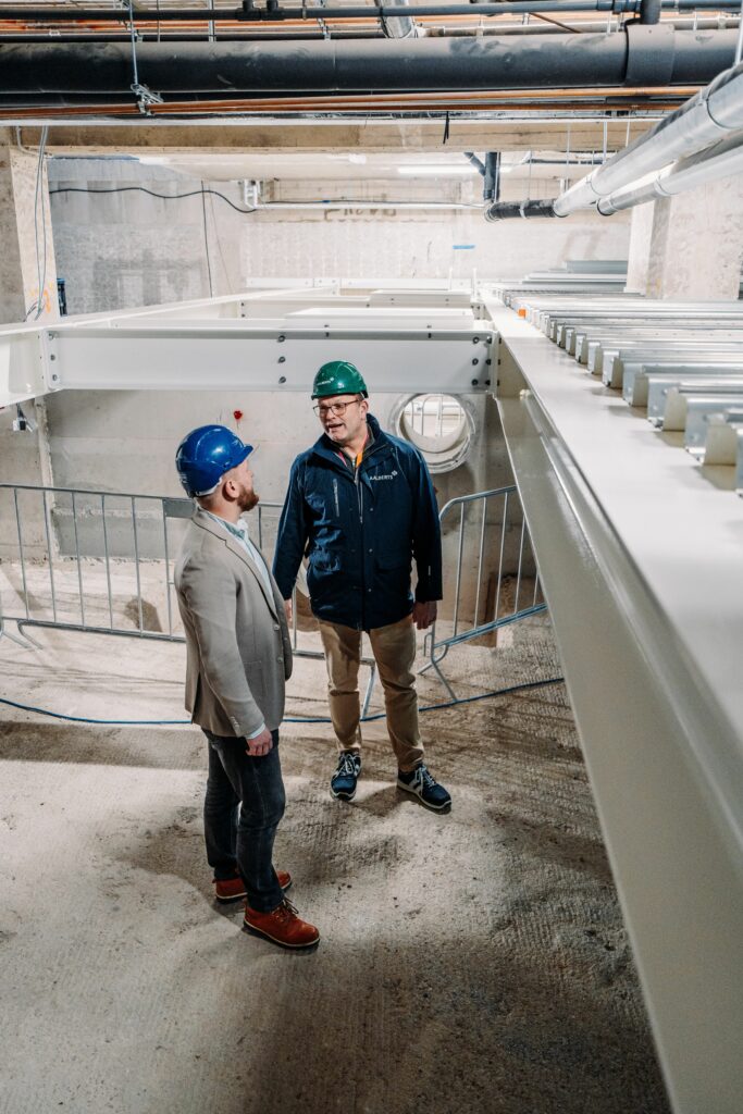 Projectleider Dennis van Mourik en uitvoerder Herman Hoeve staan in de nieuwe kelderbak van Sanquin in Amsterdam