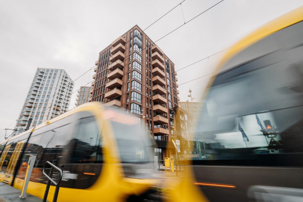 Project City West Nieuwegein met de tramhalte en tram voor de deur
