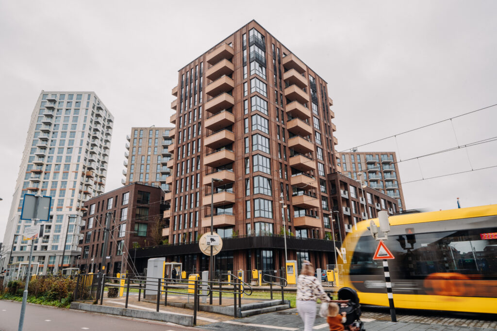 Project City West Nieuwegein met de tramhalte en tram voor de deur