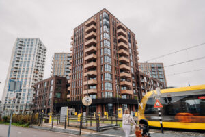 Project City West Nieuwegein met de tramhalte en tram voor de deur