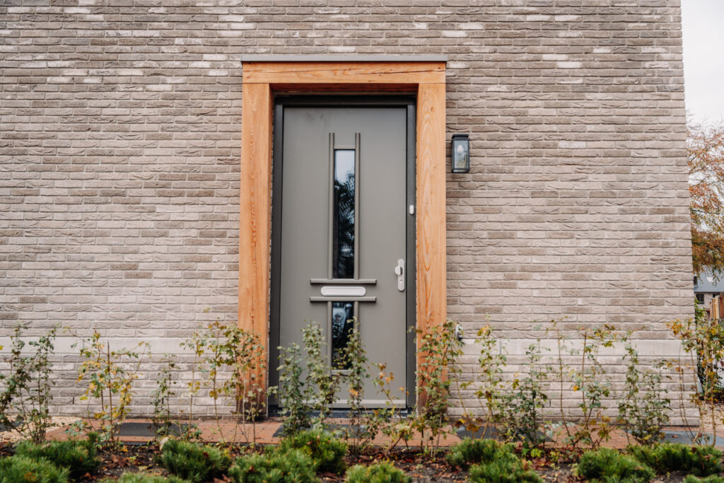 Met hout omlijste voordeur van een woning van nieuwbouwproject De Meyster in Soesterberg