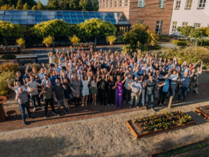 Groepsfoto collega's tijdens het Aalberts Event 2025