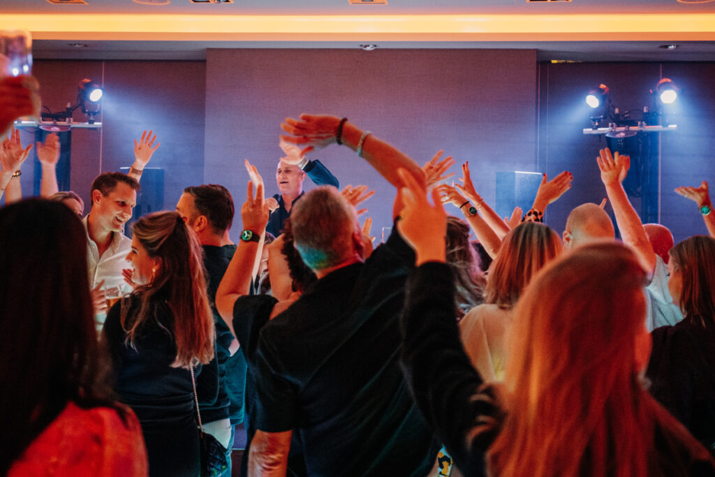 Collega's op de dansvloer tijdens het Aalberts Event 2025