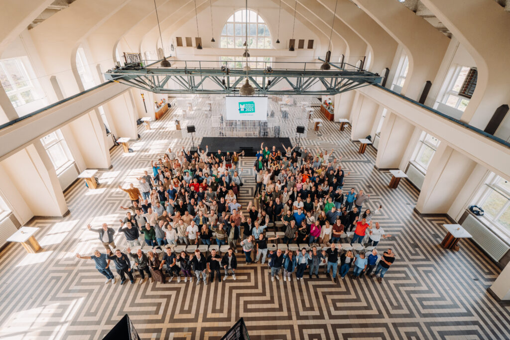 Groepsfoto collega's tijdens het Aalberts Event 2025 in Radio Kootwijk