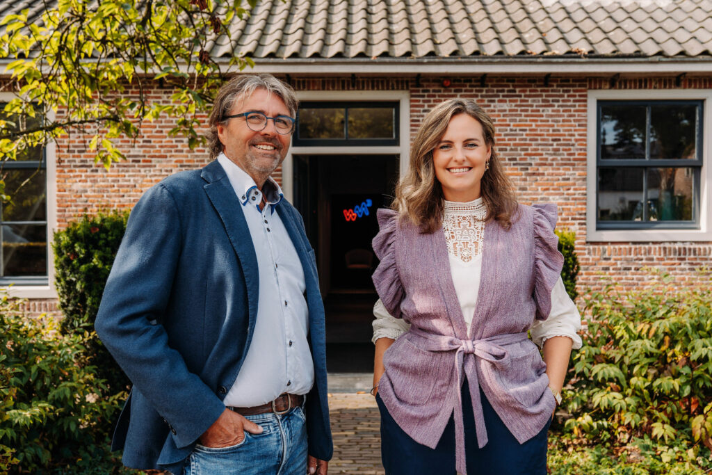 Dib en Jessica voor de boerderij van Aalberts WM3