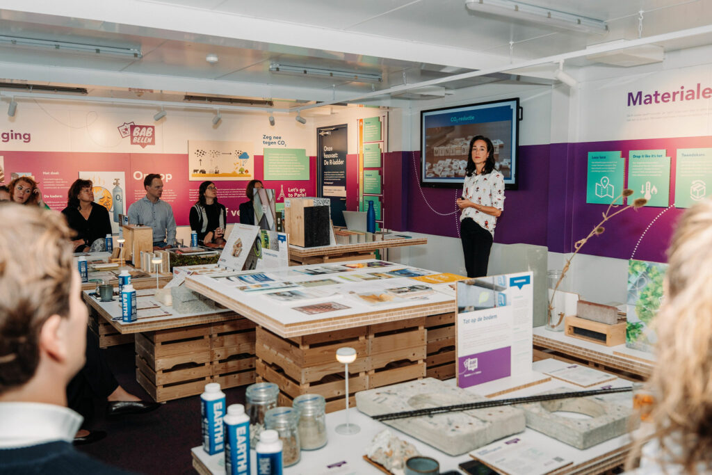 Lianne Quax, manager circulariteit & duurzaamheid in de De BijBabbelbox: onze eigen pop-up expositieruimte over duurzaam en circulair bouwen.
