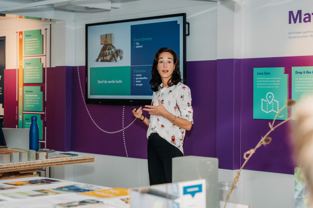 Lianne Quax, manager circulariteit & duurzaamheid in de De BijBabbelbox: onze eigen pop-up expositieruimte over duurzaam en circulair bouwen.