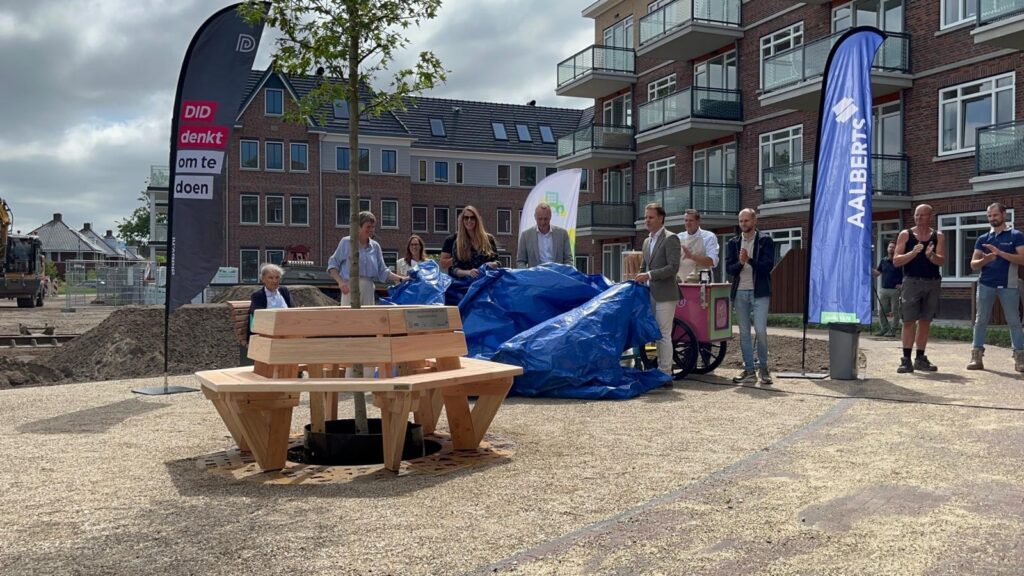 Bankje Bomen met de buren Leyens Erve