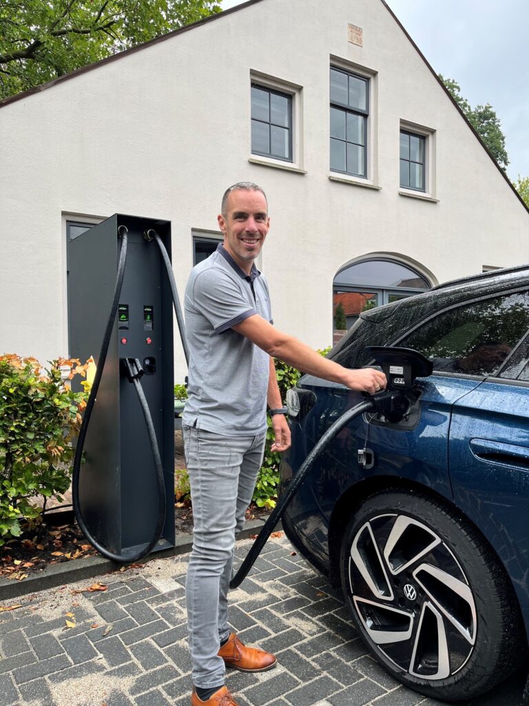 Jan Bos bij snelle laadpaal en batterijopslagsysteem